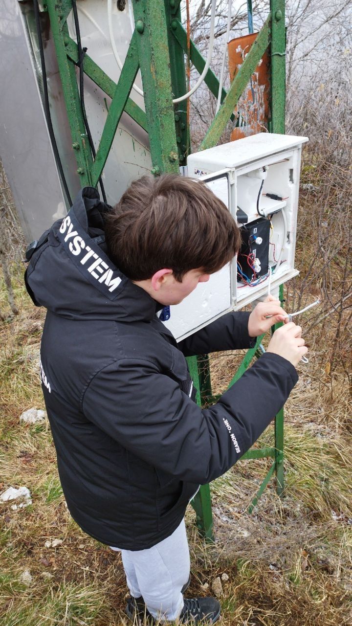 Stefano fixing the wires inside the box of the first LoRa node, attached to the Monte Ucia mast