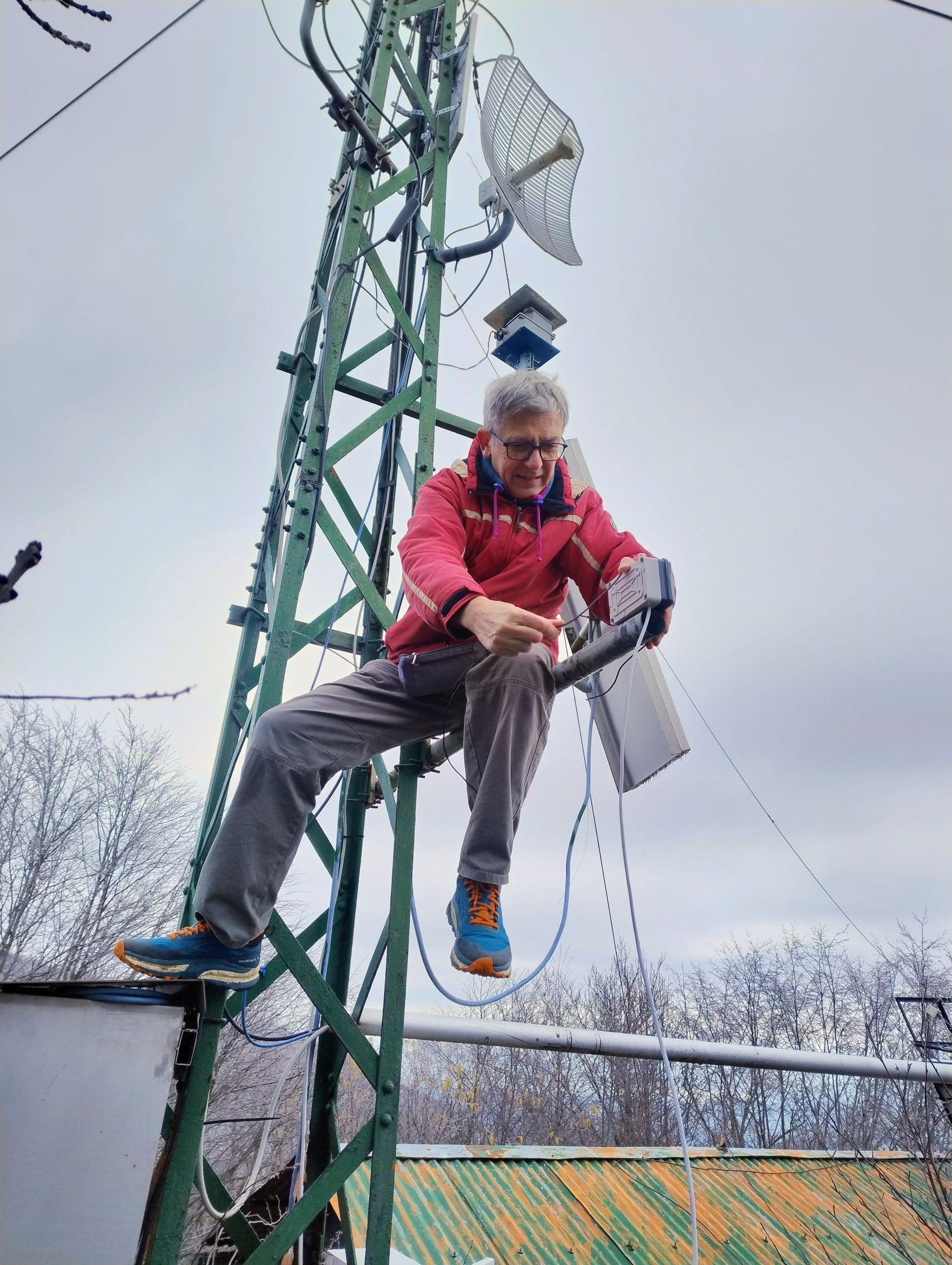 Ernesto sitting on the radio station mast on Monte Ucia, fixing the LoRa node