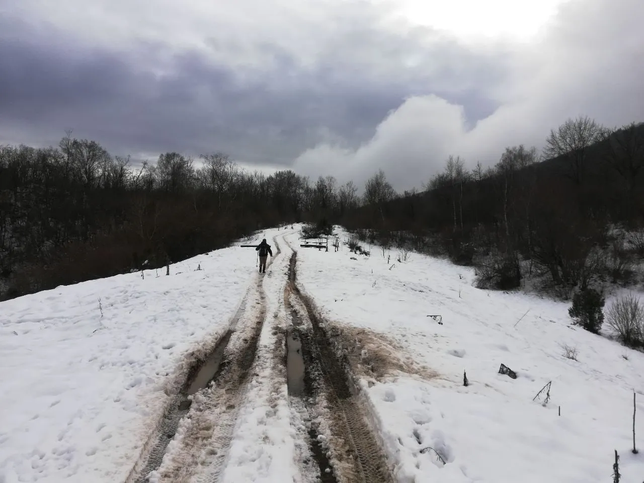 The snowy path up to Monte Ucia, with two people in the distance