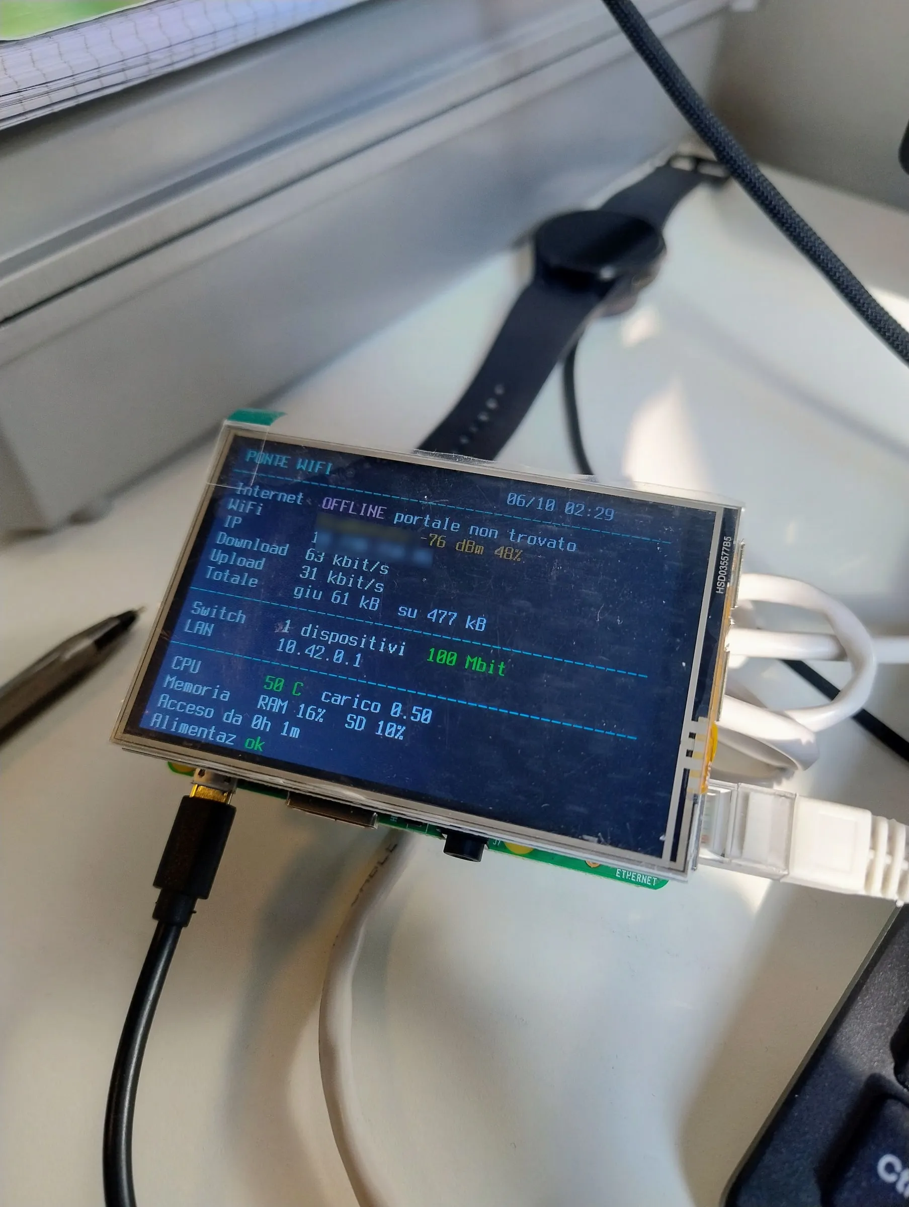 The bridge’s small screen just after power-on, with the status lines: internet, WiFi, speed, devices on the switch, temperature, memory